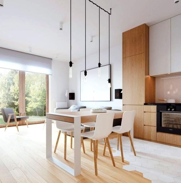 La combinazione di bianco e legno con interni moderni in cucina