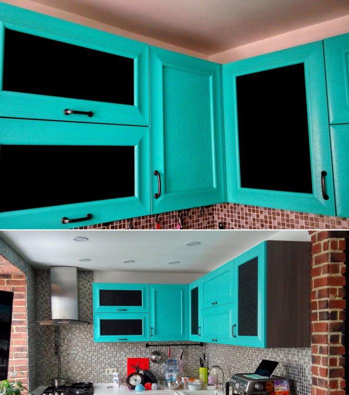 Inserti neri opachi nelle facciate superiori blu di una cucina di piccole dimensioni