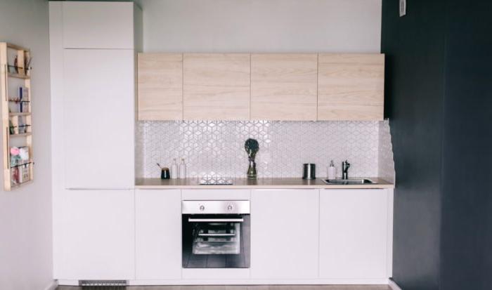 Bianco opaco e legno chiaro in una cucina moderna