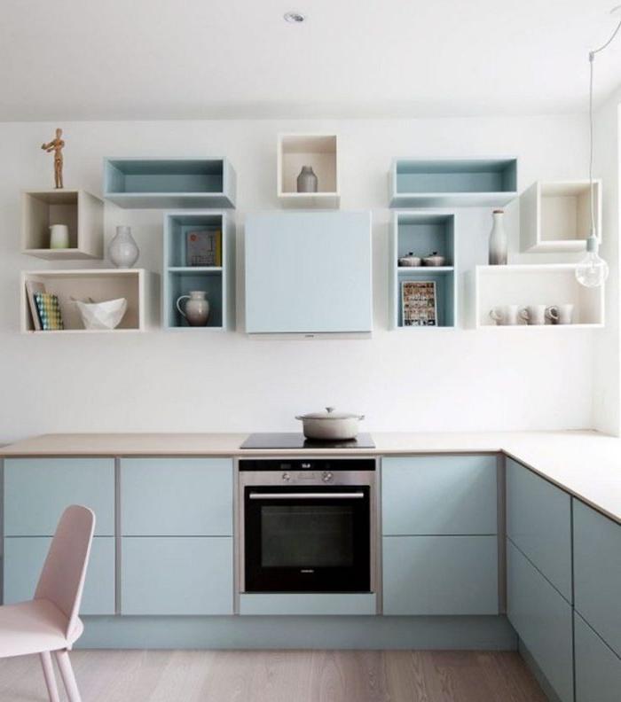 Cucina blu sporca con armadi aperti