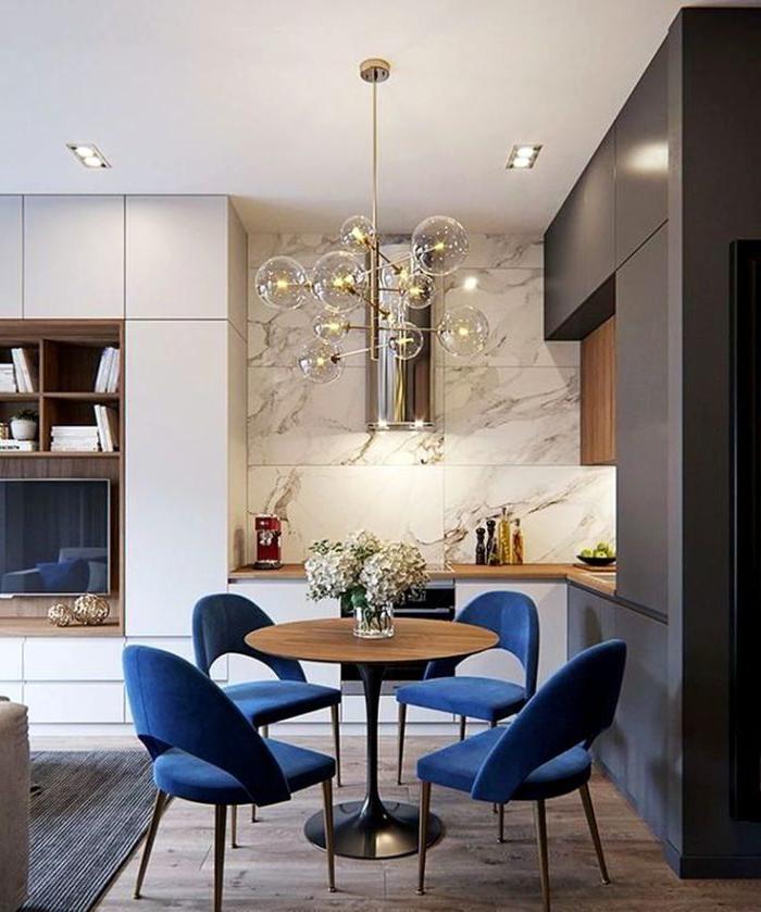 Cucina-soggiorno Art Deco con sedie blu