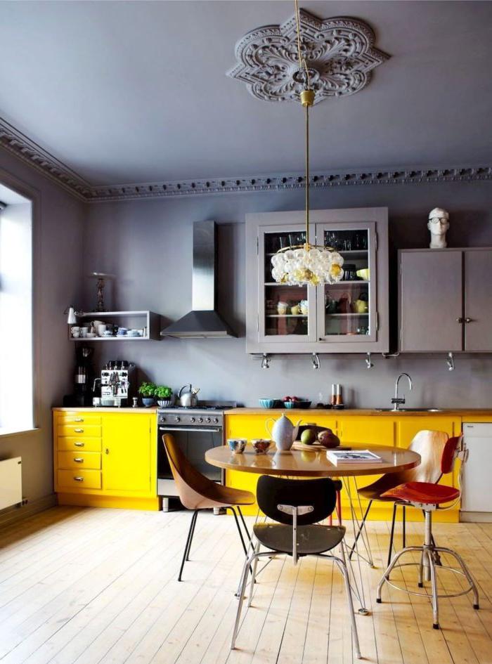 cucina in stile scandinavo grigio e giallo