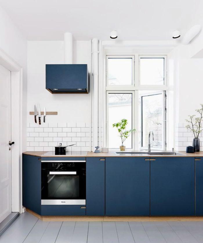 Mobili blu scuro in cucina