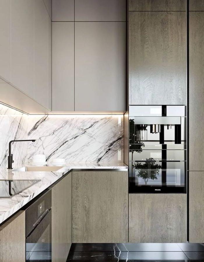 Cucina di design con piano in marmo e grembiule
