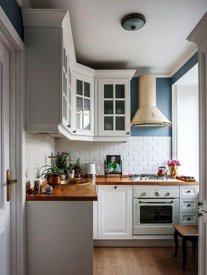 Interno cucina in stile scandinavo con una piccola area di muro dipinto di blu