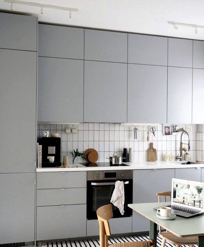 Cucina in stile scandinavo con facciate opache grigio chiaro