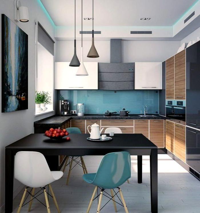 Sedia e grembiule blu in una cucina moderna