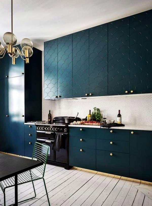 Cucina blu con ante 3D