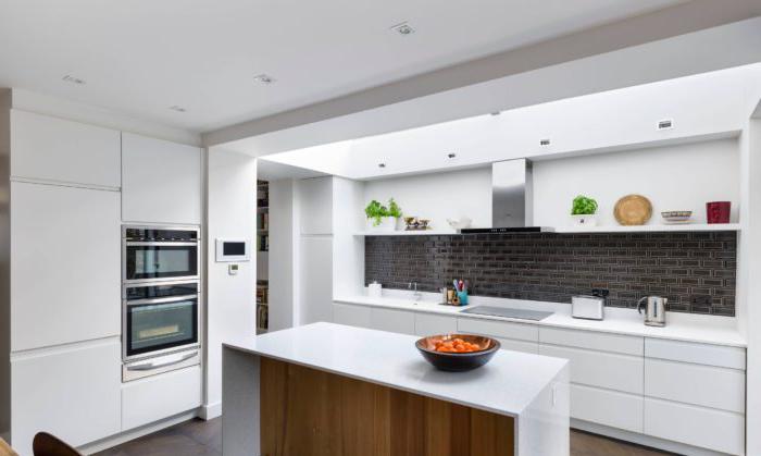 Design della cucina in stile minimalista con ripiani aperti anziché ripiani superiori