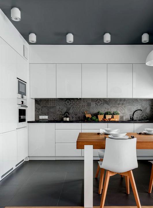 Progettazione di una cucina bianca con motivi a grembiule