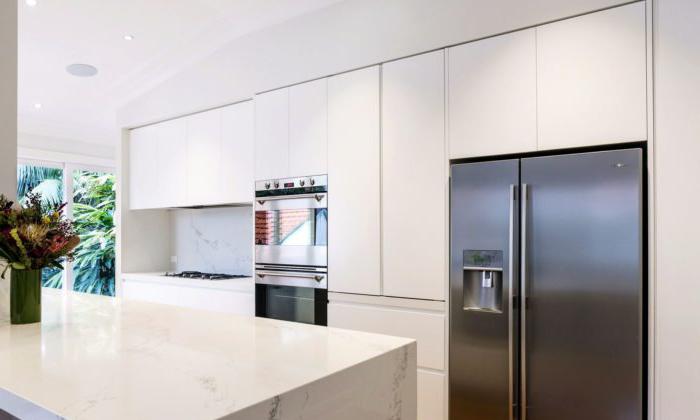 Minimalismo design cucina bianca con isola in marmo