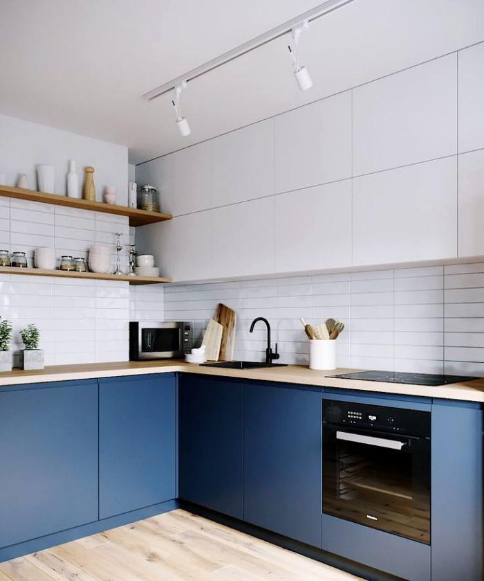 Design moderno della cucina su 2 lati in una combinazione di bianco e blu