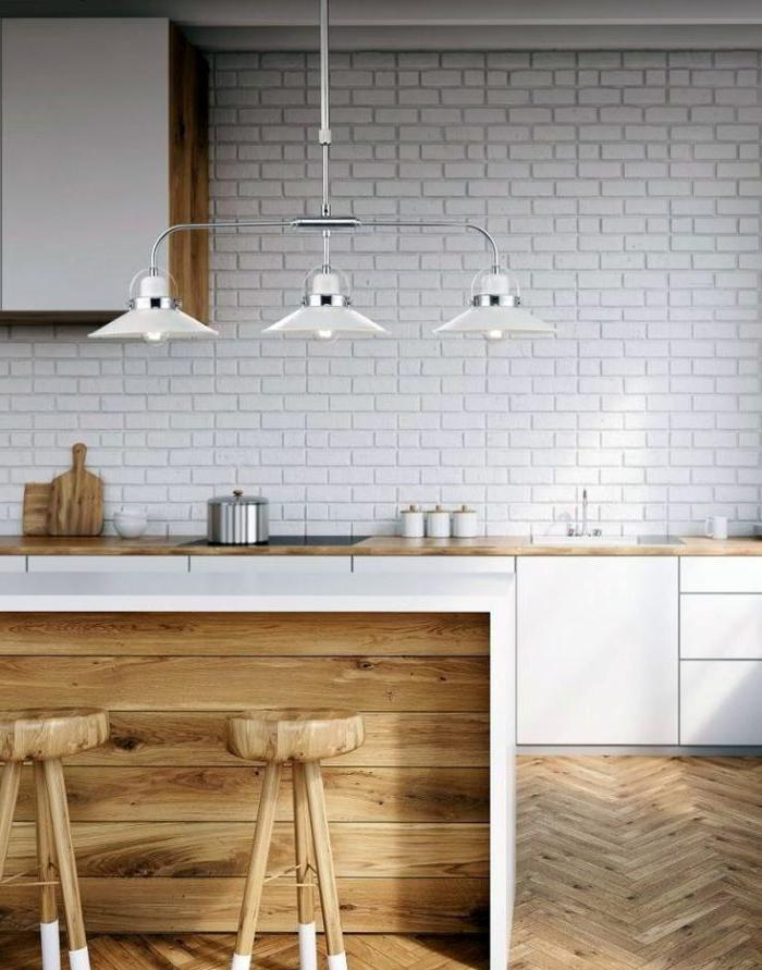Finitura del muro della cucina con mattoni decorativi bianchi