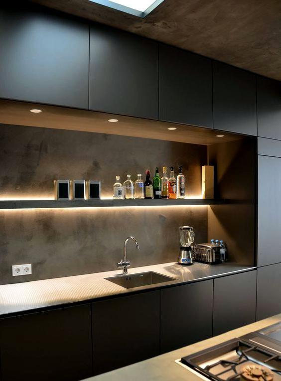 Cucina design con facciate nere e grembiule per cemento