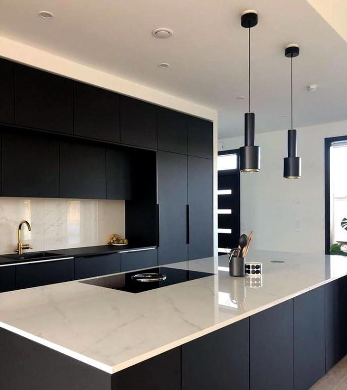 Design da cucina nero con piano in marmo