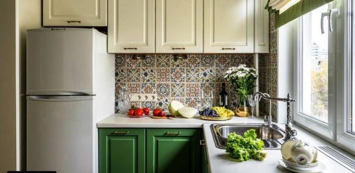 Cucina ad angolo verde in stile provenzale nell'appartamento