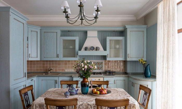 Tulle bianco in una cucina blu in stile provenzale