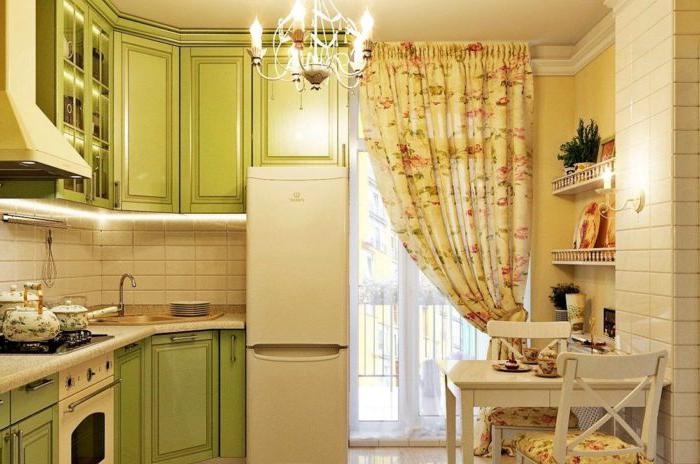 Cucina in stile provenzale verde oliva con balcone e tende