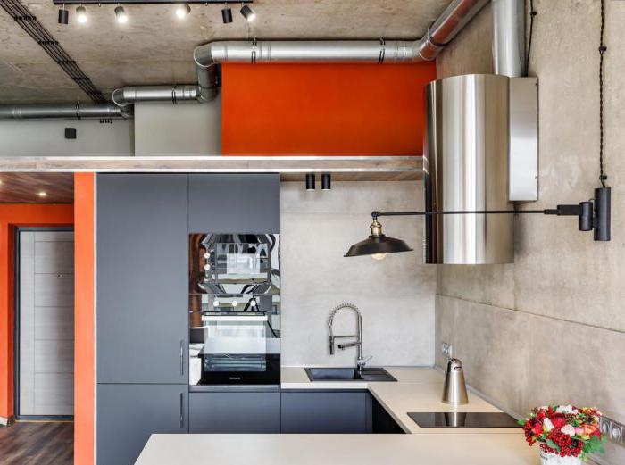 Cucina in stile loft grigio opaco con soffitto in cemento e cablaggio aperto
