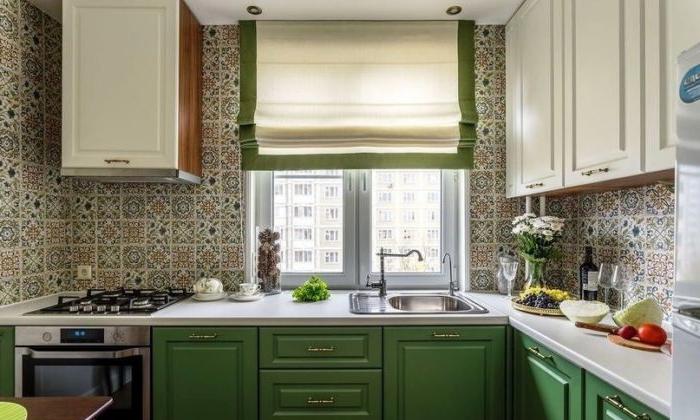 Cucina verde in stile provenzale con tapparelle