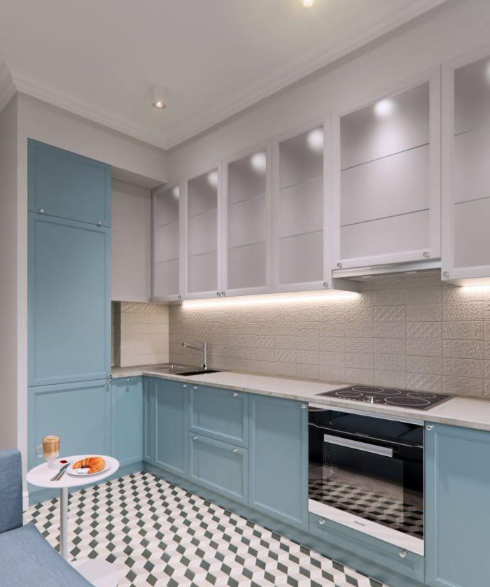 Cucina neoclassica bianca e blu ad angolo