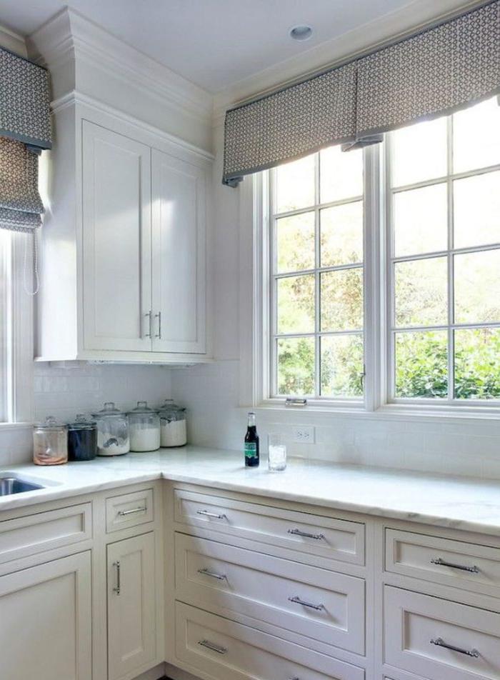 Cucina bianca ad angolo con finestra neoclassica