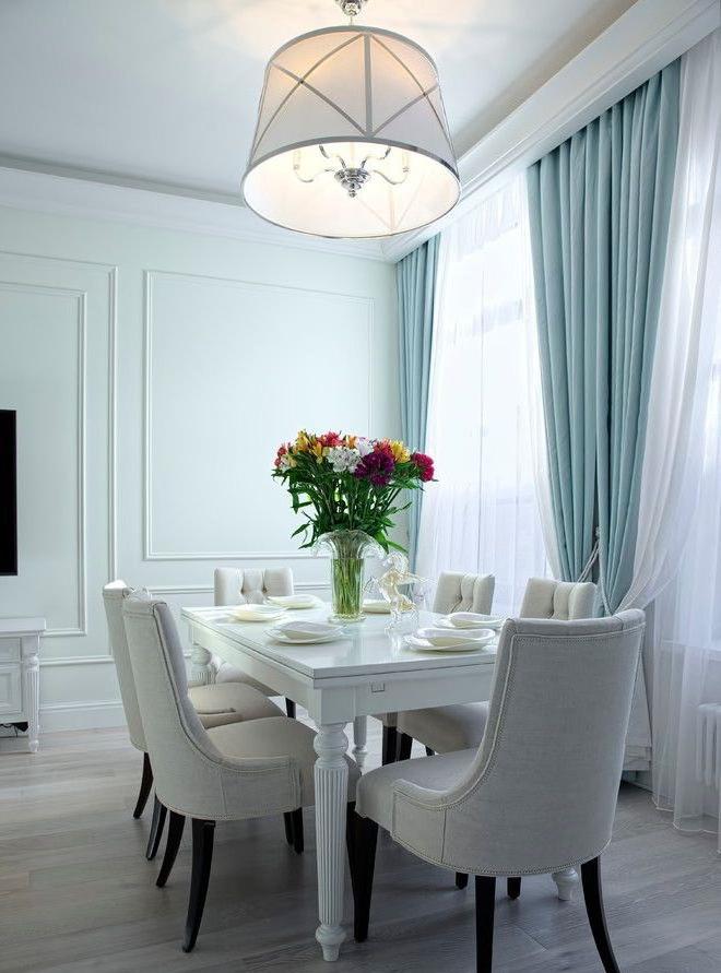 Tende blu pallido nella cucina-sala da pranzo in stile classico