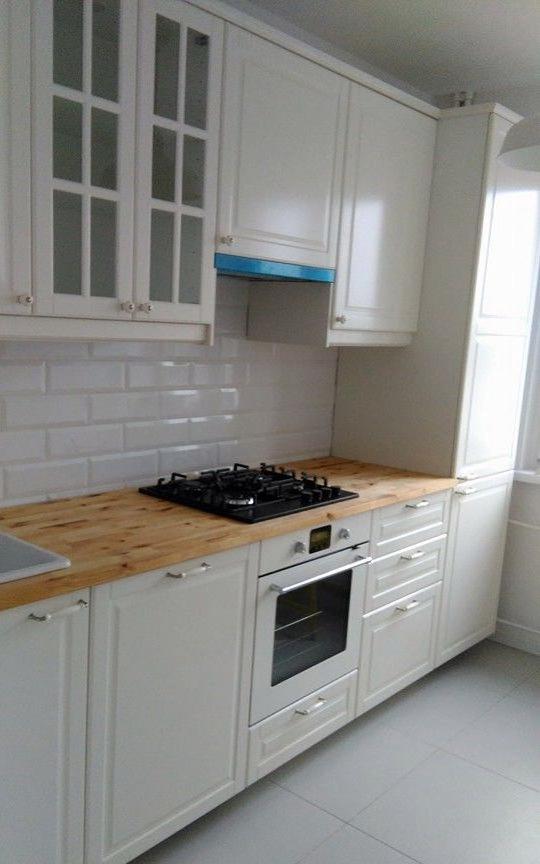 Mattonelle lucide bianche dei mattoni sulla cucina del grembiule in stile neoclassico