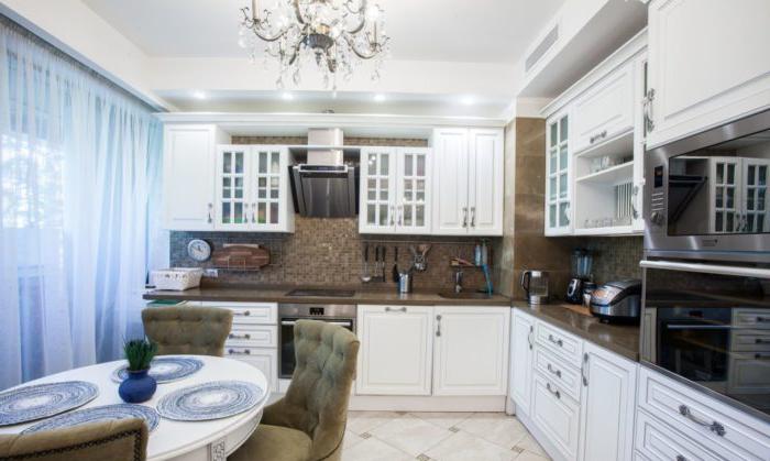 Tulle blu in una cucina bianca in stile classico
