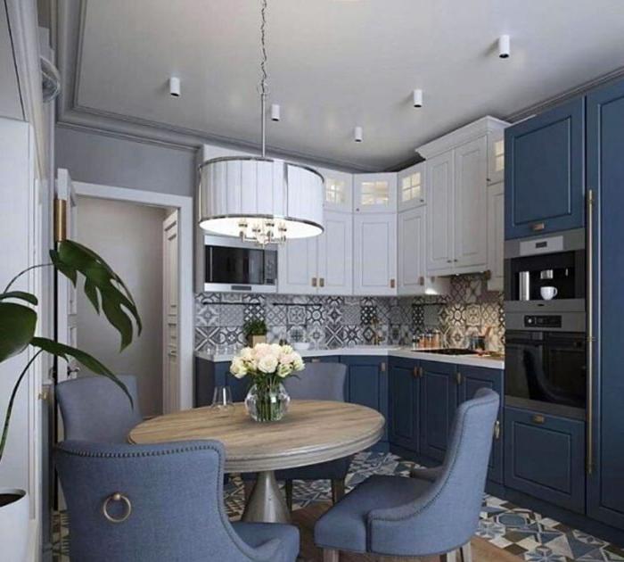 Cucina neoclassica blu e bianca ad angolo