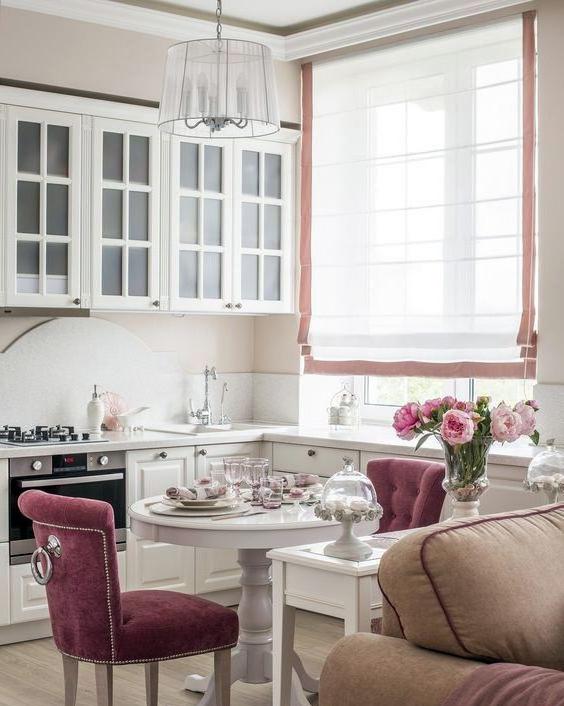 Tende romane rosa e bianche in cucina