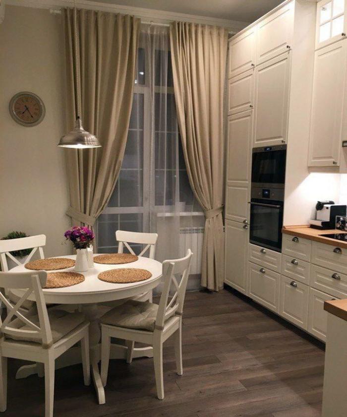Tende beige in cucina in stile moderno con una porta del balcone