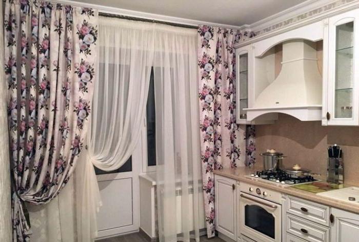 Tende con fiori in cucina con una porta del balcone in stile provenzale