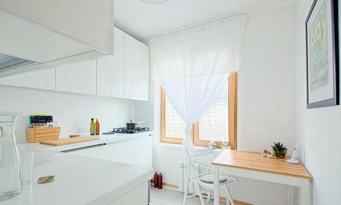 cucina bianca con legno 10 mq