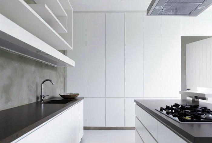cucina bianca high-tech con piano di lavoro nero